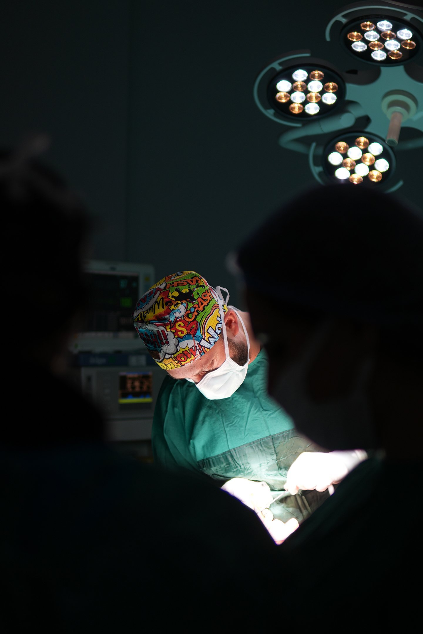 Dr. Mert Meral operating in the accredited theatre
